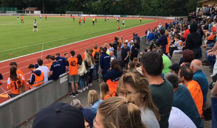 Die Fans feuern unser Team an