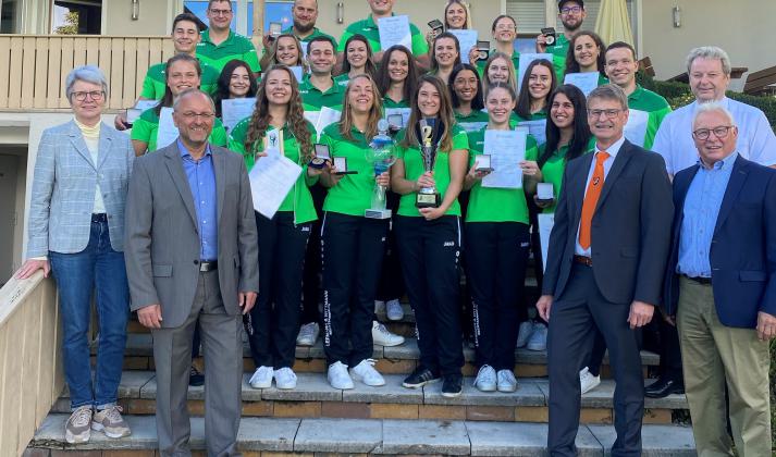 Bürgermeisterin Fr. Deneke Stoll und Sportamtsleiter H. Diepold beim Gruppenbild