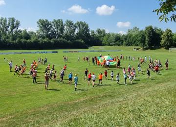 Die Grundschule Irgertsheim zu Gast beim SC Irgertsheim Abschlussrunde mit Gummibärchen aus dem Fallschirm nach sehr viel Spaß für alle Beteiligten