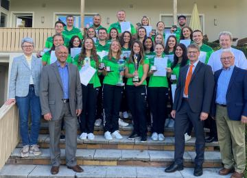 Bürgermeisterin Fr. Deneke Stoll und Sportamtsleiter H. Diepold beim Gruppenbild